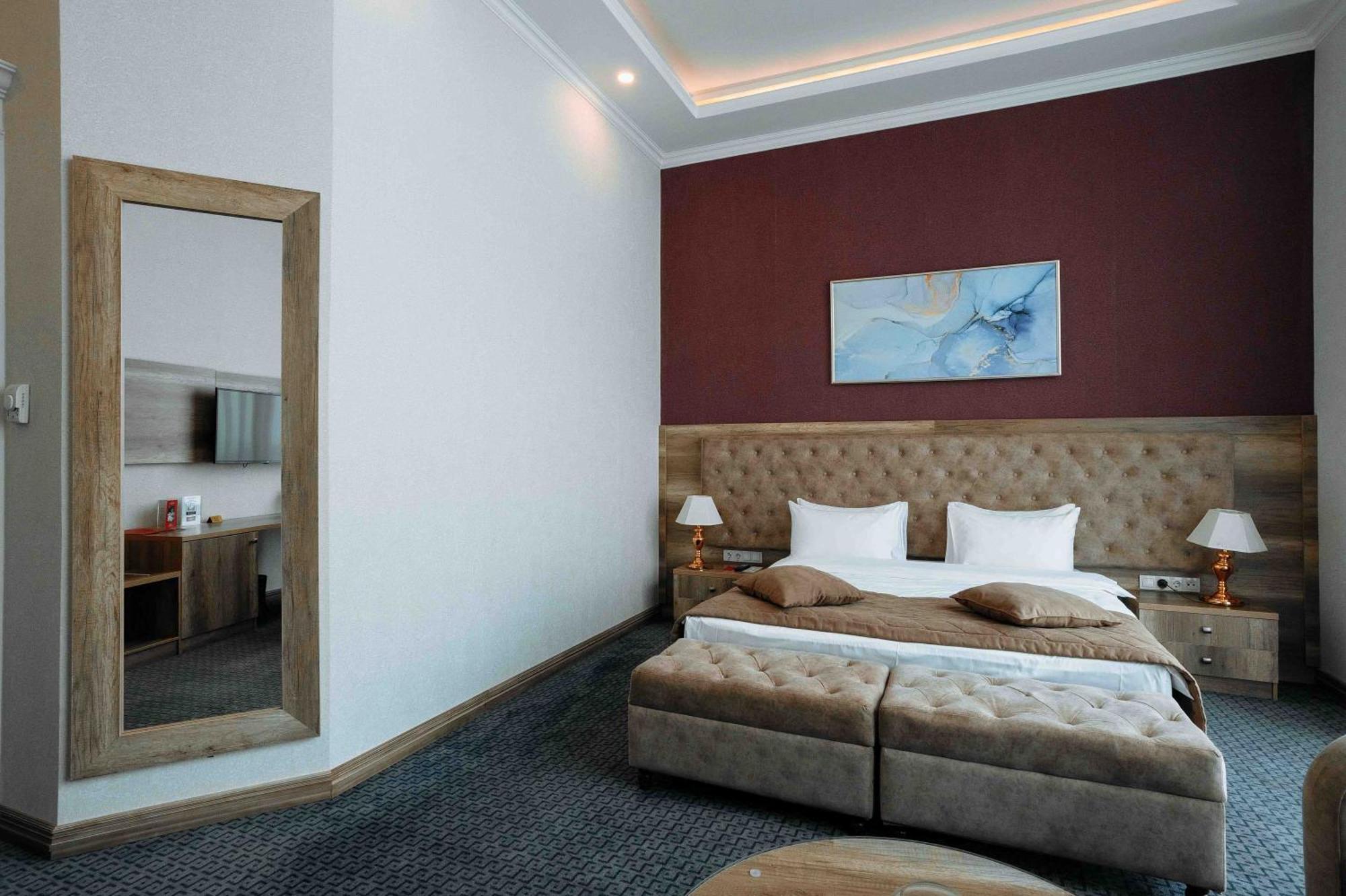 Hotel Ramada By Wyndham Shymkent Exterior foto