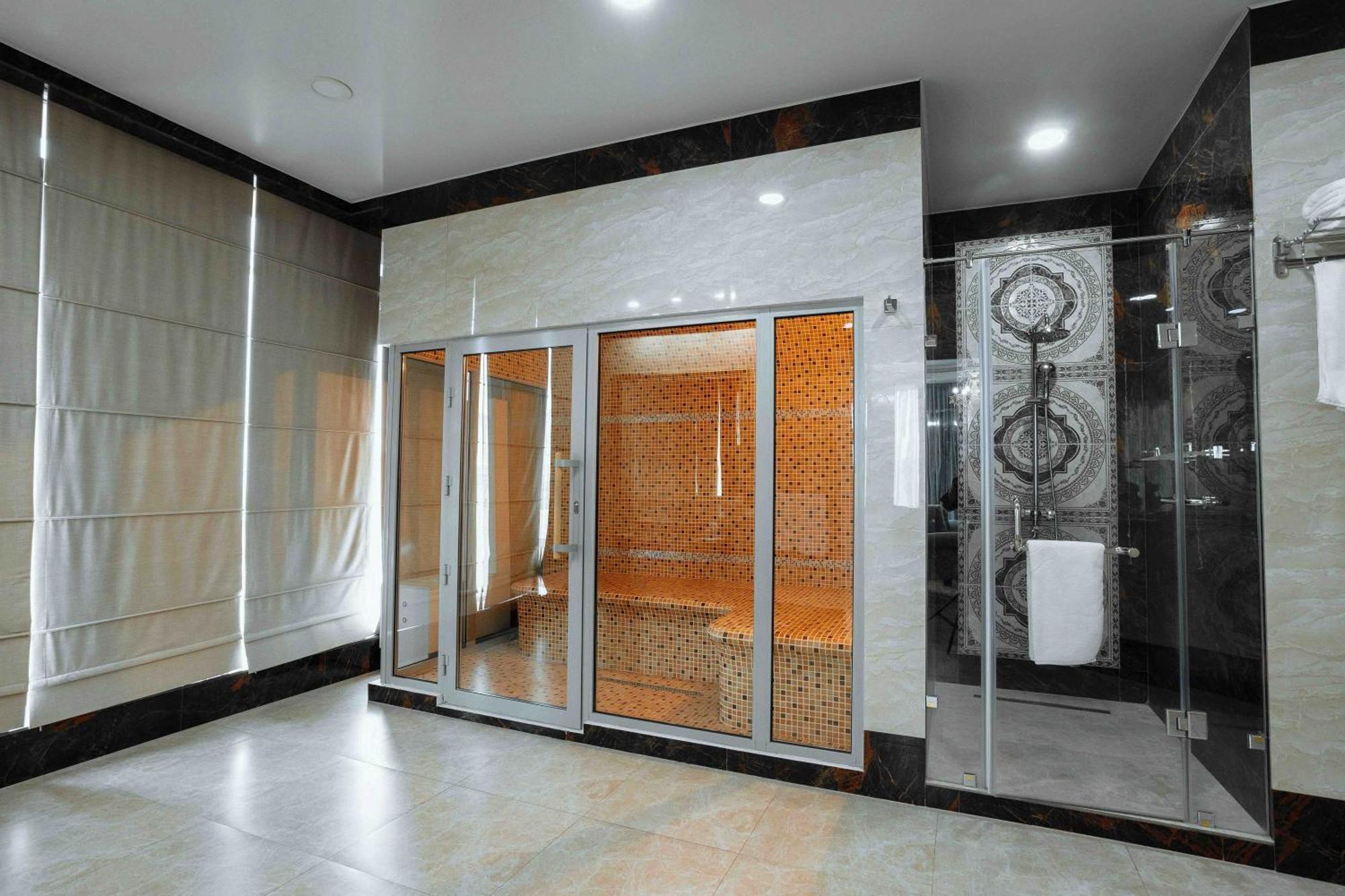 Hotel Ramada By Wyndham Shymkent Exterior foto