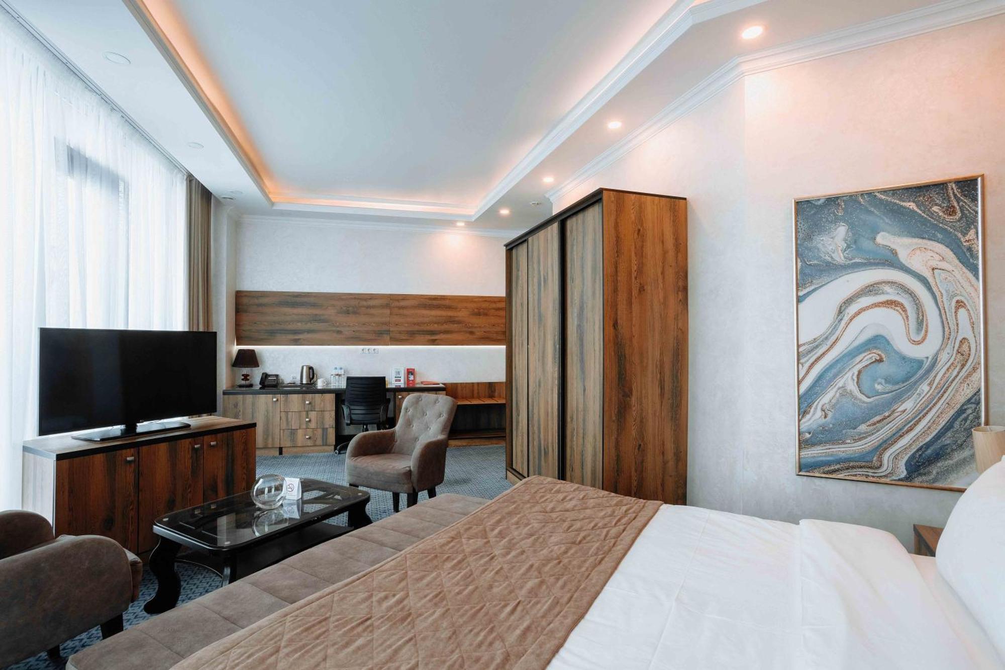 Hotel Ramada By Wyndham Shymkent Exterior foto