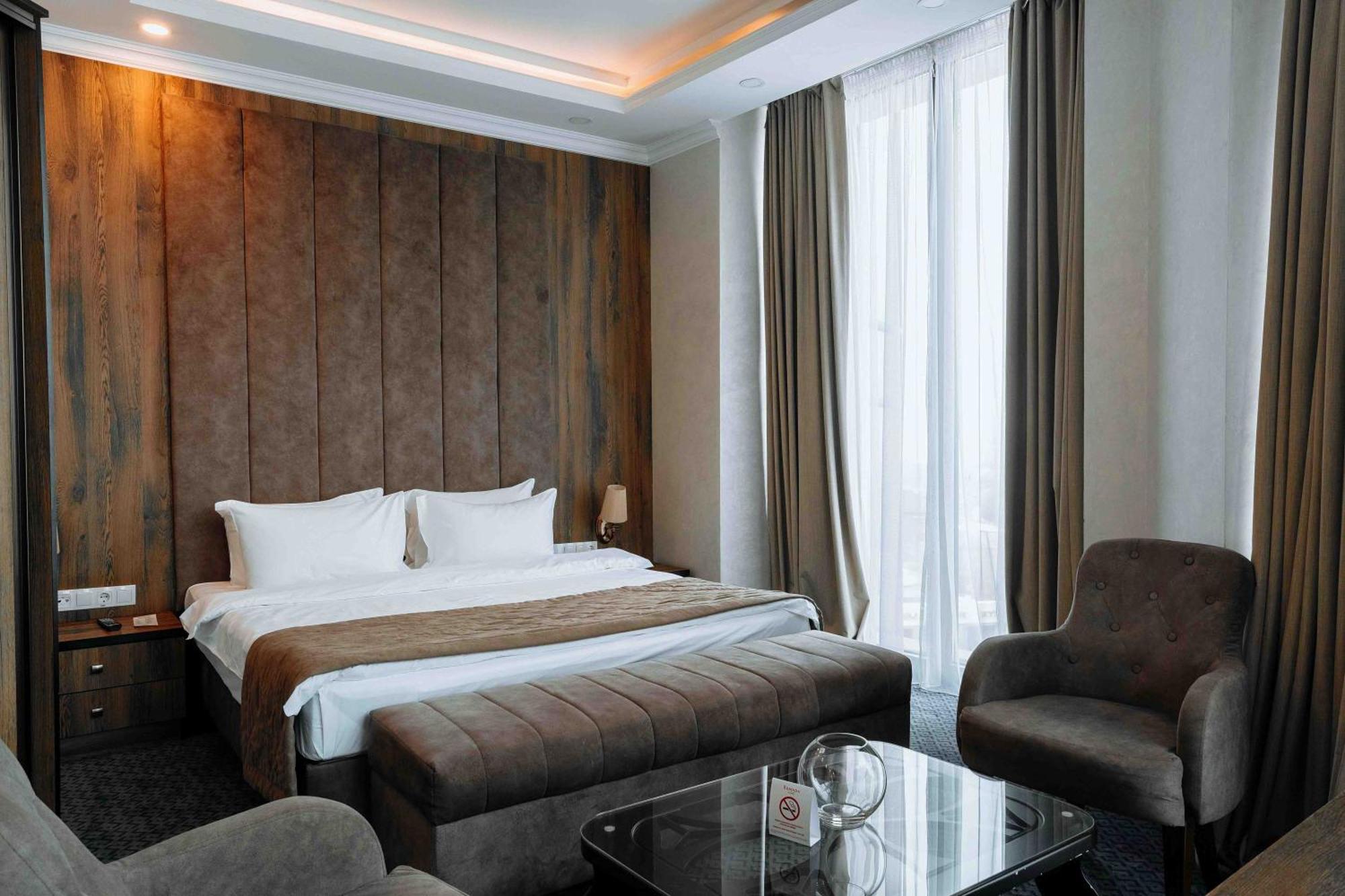 Hotel Ramada By Wyndham Shymkent Exterior foto