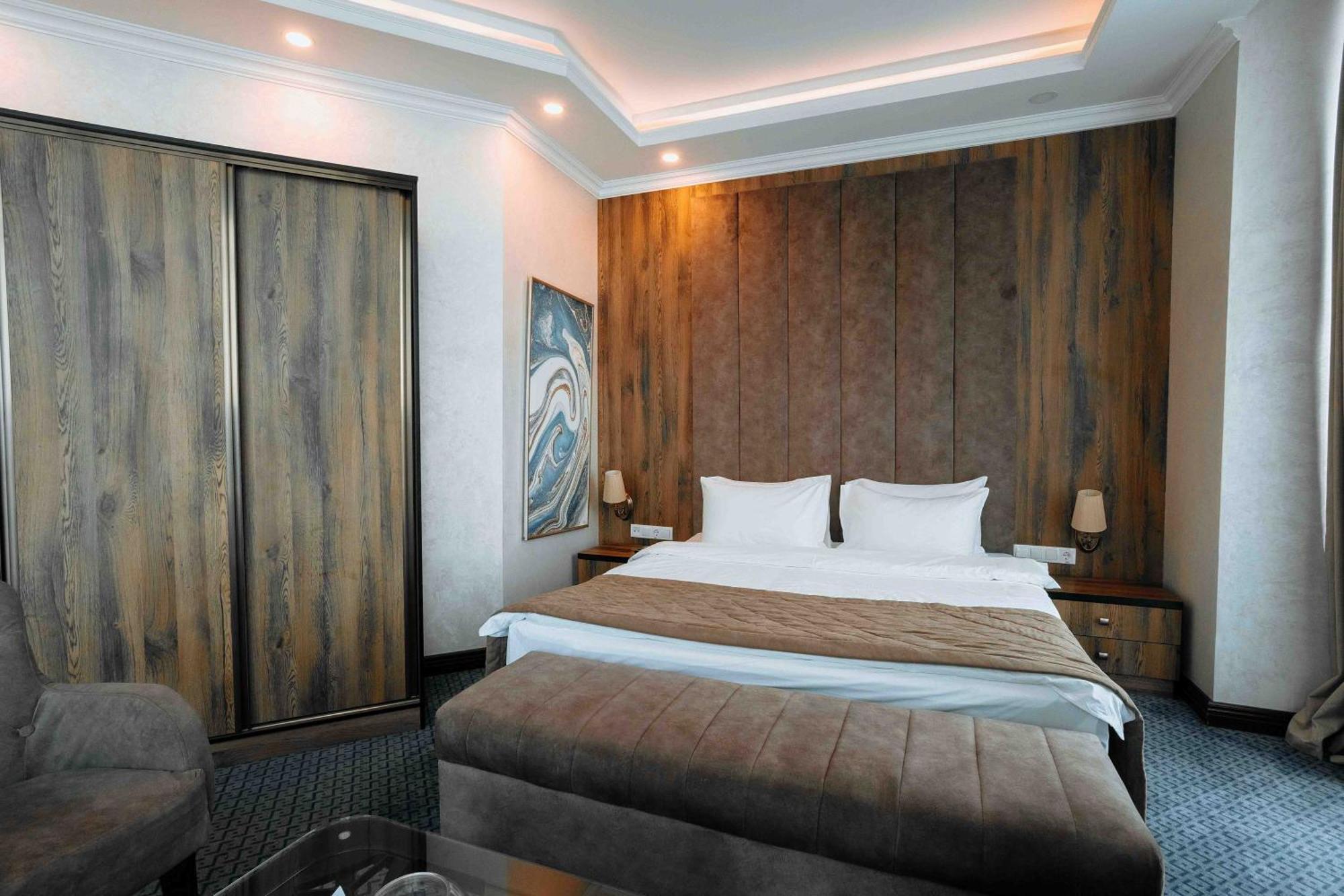 Hotel Ramada By Wyndham Shymkent Exterior foto