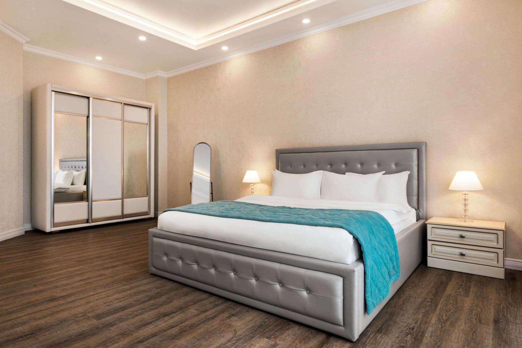 Hotel Ramada By Wyndham Shymkent Exterior foto
