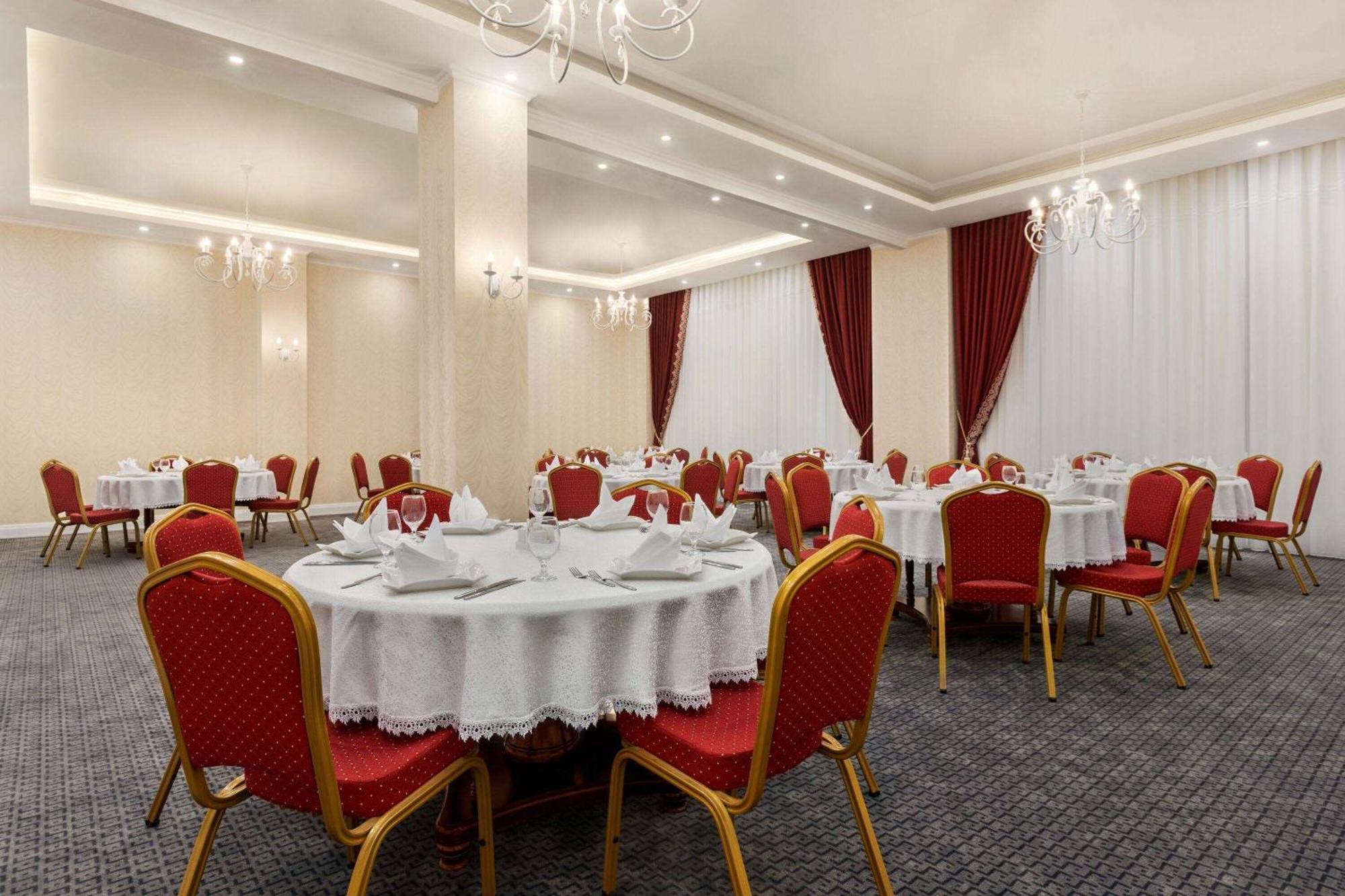 Hotel Ramada By Wyndham Shymkent Exterior foto
