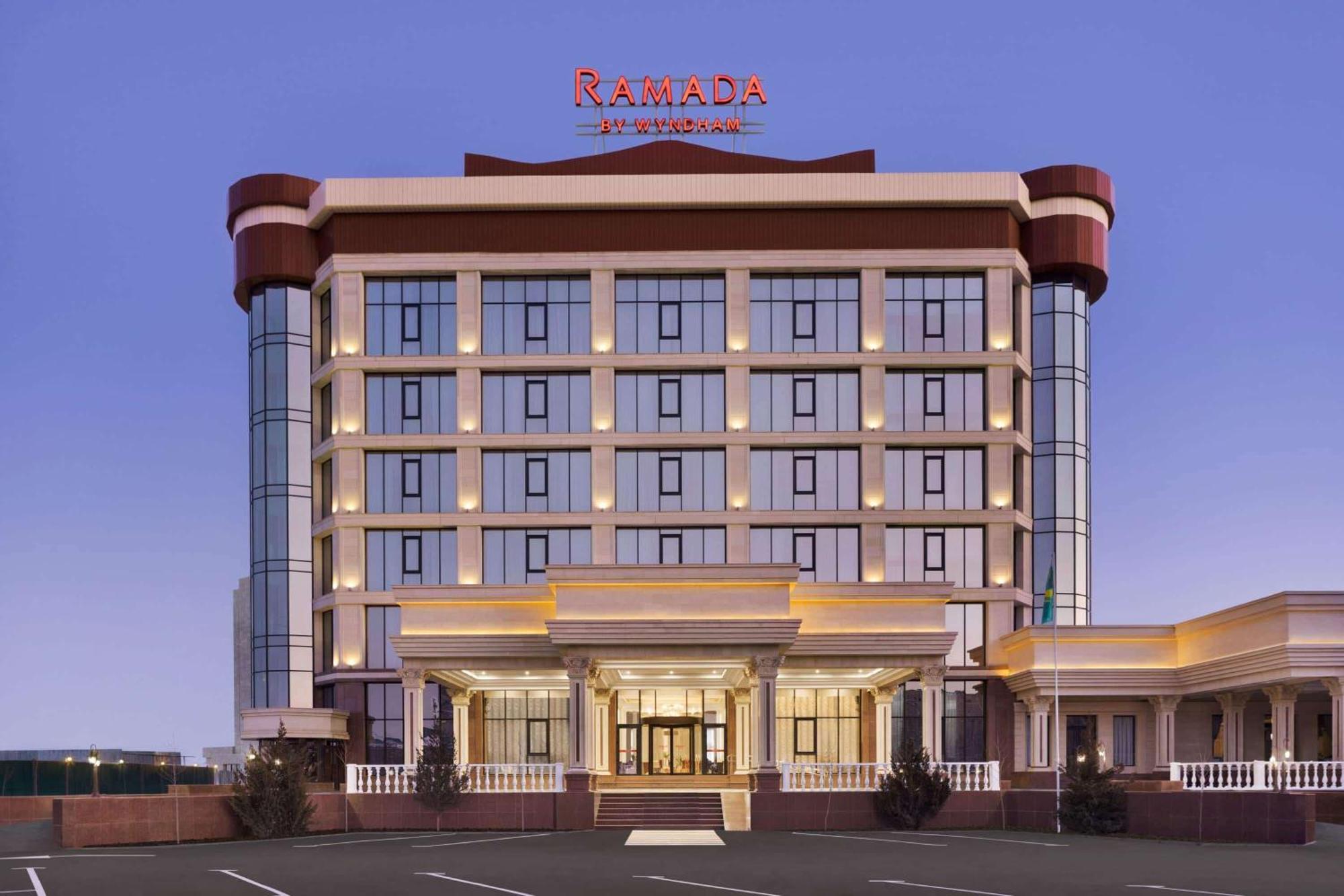 Hotel Ramada By Wyndham Shymkent Exterior foto