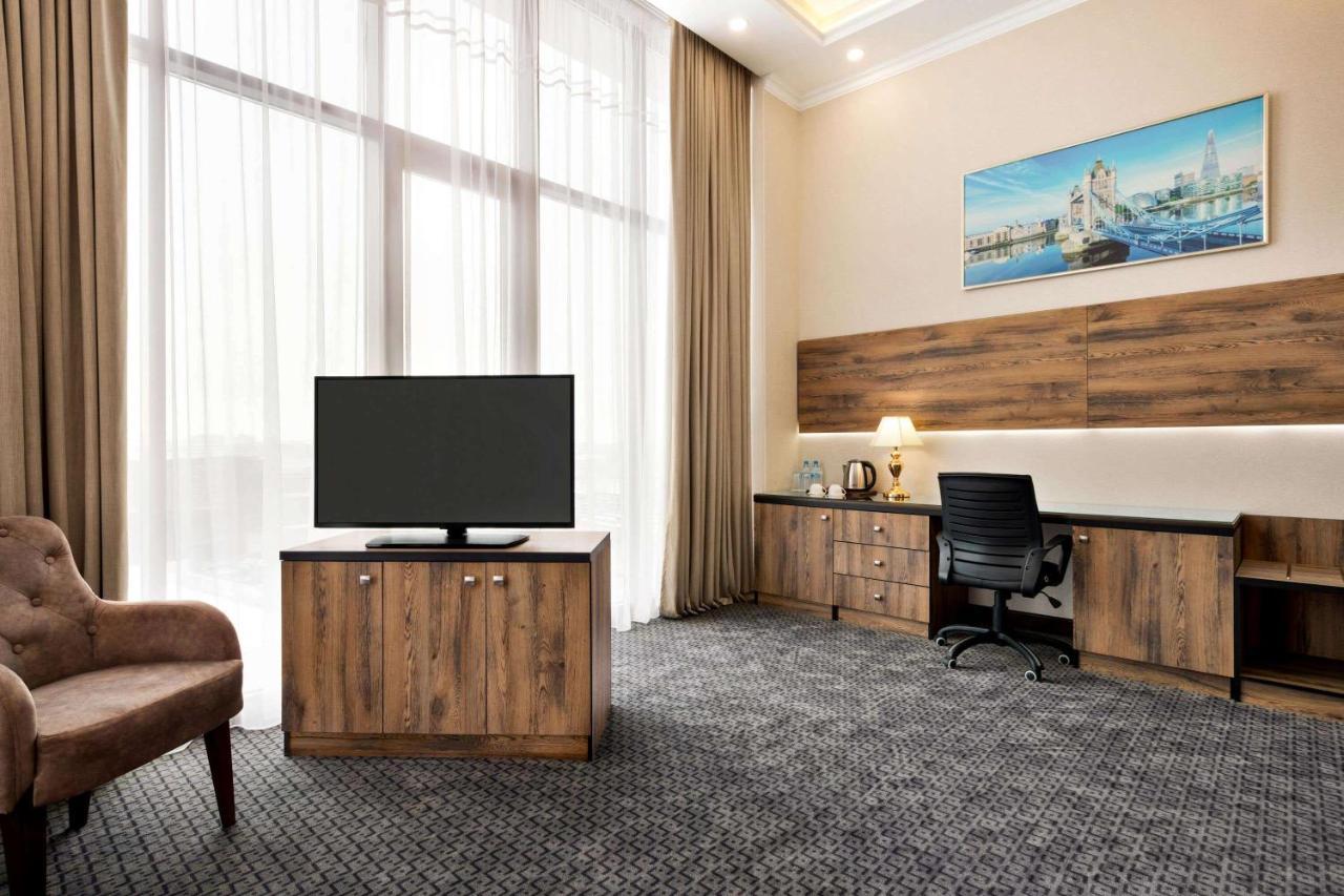 Hotel Ramada By Wyndham Shymkent Exterior foto